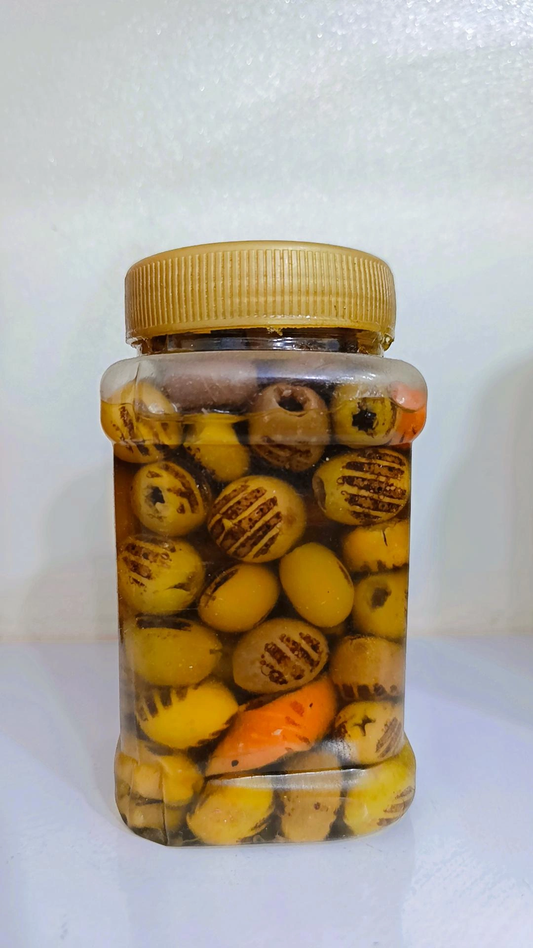 زیتون بی هسته کبابی کاملا در روغن زیتون اعلا و طعم دار شده با سیر و سبزیجات